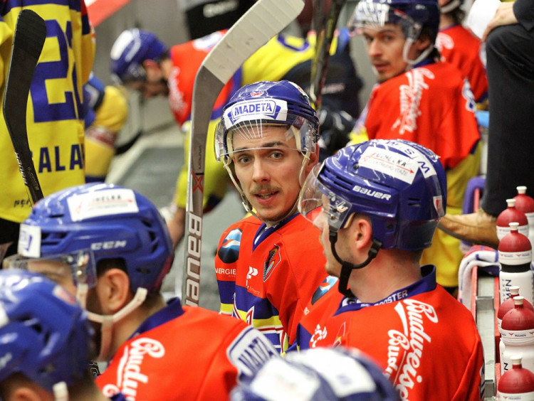 Diskuze domácích hráčů. Čelem k objektivu Vlastimil Dostálek