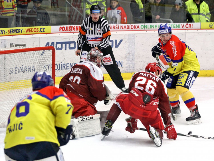 Rob se snaží protlačit kotouč k Pajičovi přes blokujícího Matyáše