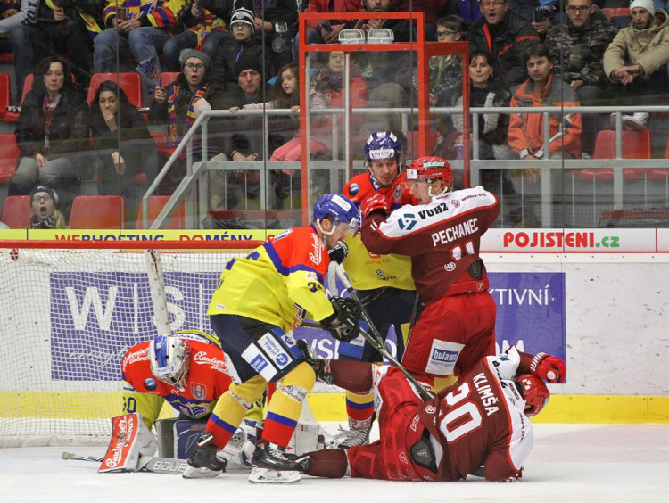 Jiří Kučný nekompromisně sjednává pořádek před gólmanem Kváčou. Klimša skončil na ledě