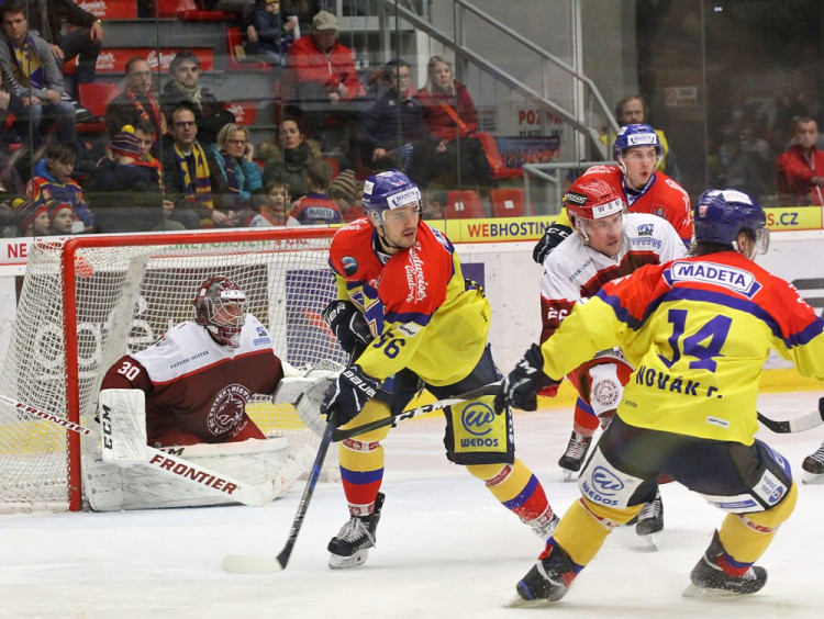 Martin Heřman hlídkuje před frýdeckomísteckou klecí, po jeho levé ruce hostující bek Jakub Matyáš