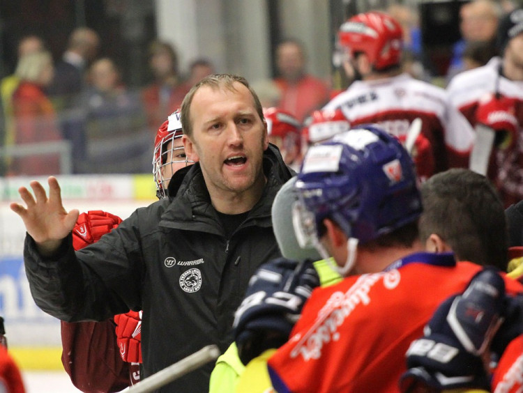 Frýdeckomístecký trenér Marek Malík, hokejista s bohatými zkušenostmi z NHL, během zápasu jen těžko držel emoce na uzdě