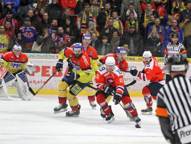 Silvester Kusko na útočné modré čáře před Kutlákem