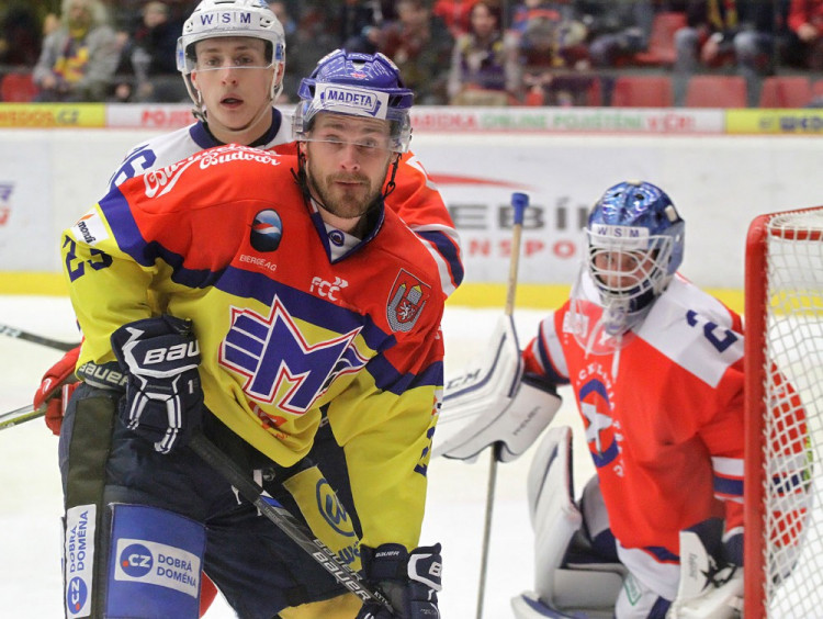 Lukáš Květoň slídí před hostující klecí