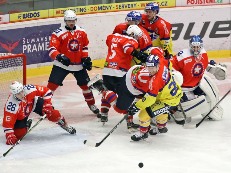 Na domácí hráče zívala ve třetí třetině prázdná branka, kotouč tam ale nedotlačili