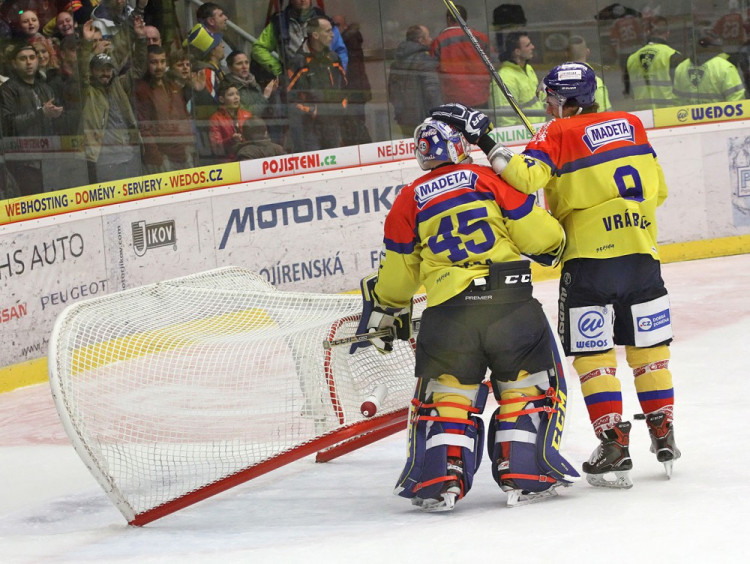 Minuta a půl mezi tyčemi a hned čisté konto. David Gába ukázal, že má smysl pro humor a hned položil branku na led. Copak mu asi týmový pokladník Roman Vráblík říká...? :-)