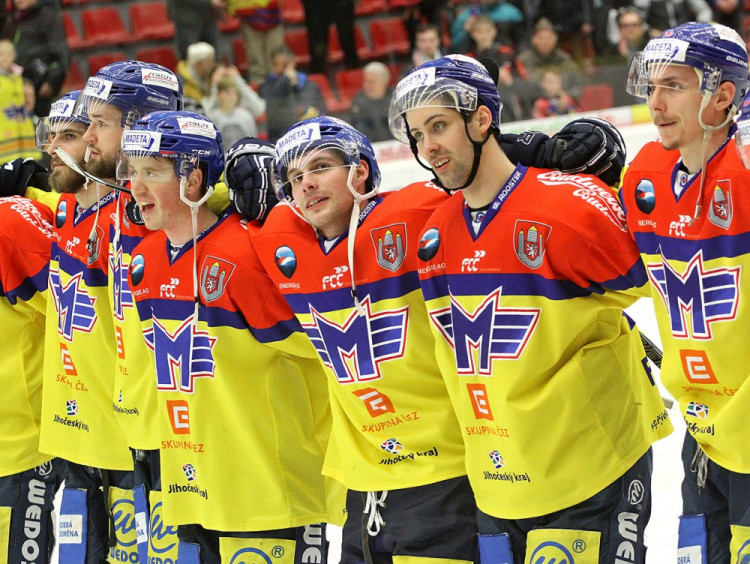 Luboš Rob mladší (uprostřed) zápas rozhodl