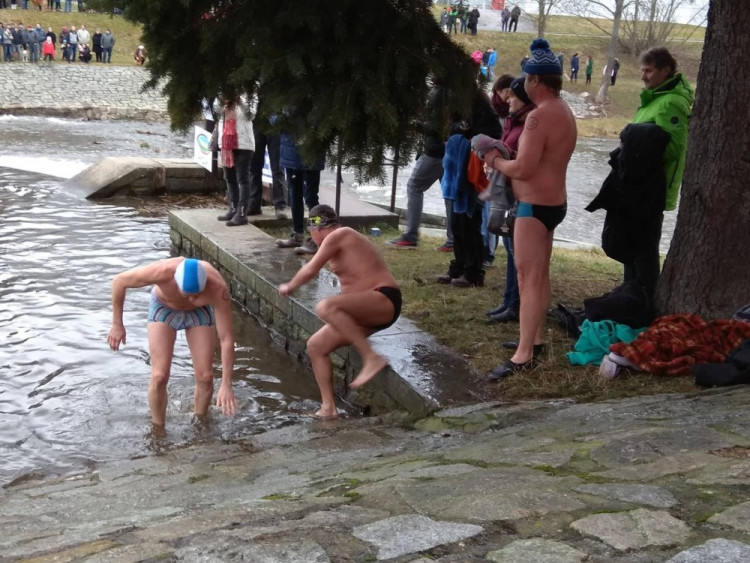 Novoroční koupání v Jihlavě 2018