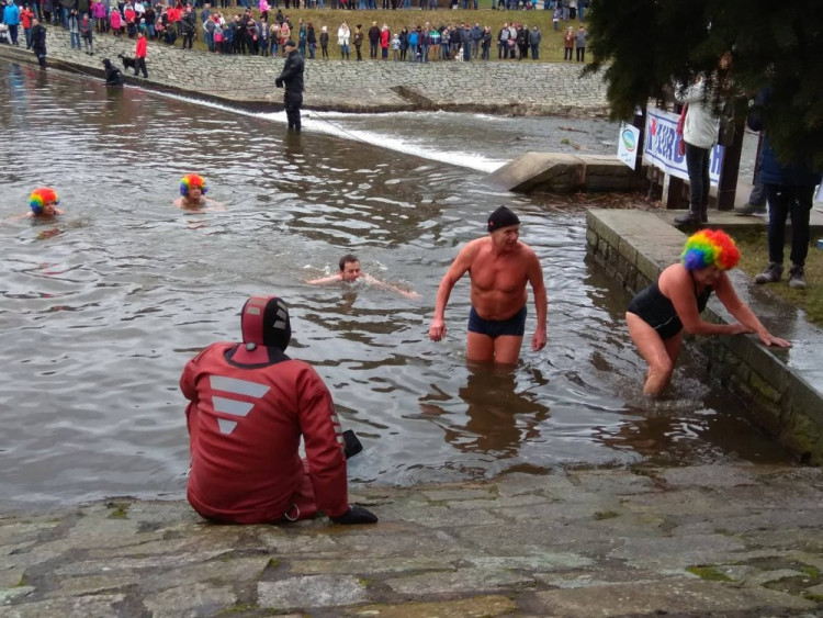 Novoroční koupání v Jihlavě 2018