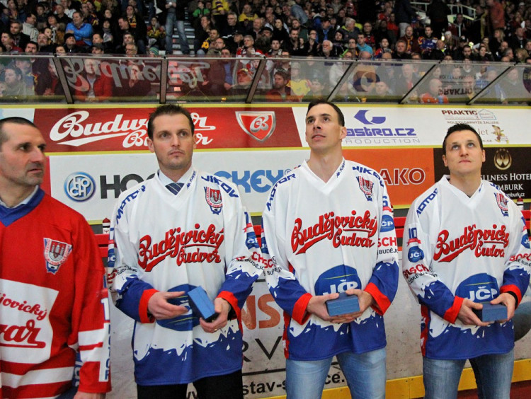 ČEZ Motor ocenil také současné trenéry, činovníky a stále aktivní hráče neodmyslitelně spjaté s českobudějovickým hokejem. Zleva Luboš Rob starší, Petr Sailer, Jiří Šimánek a Tomáš Mertl