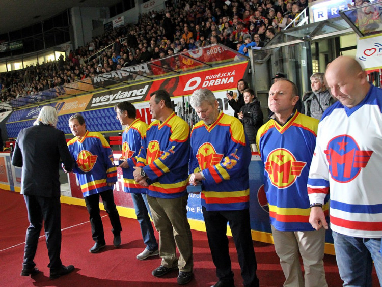 Nejstaršímu žijícímu ligovému hokejistovi, sedmadevadesátiletému Václavu Lencovi, aplaudovala při slavnostním ceremionálu celá Budvar aréna