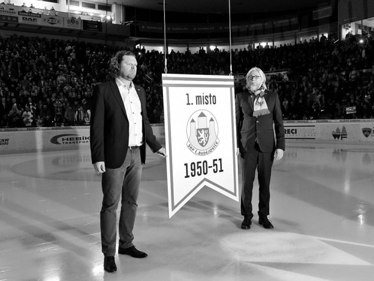 Prezident Motoru Roman Turek s generálním manažerem Stanislavem Bednaříkem nechali před úvodním buly retro zápasu ke stropu zimního stadionu vyzvednout pamětní desku připomínající historický titul ze sezony 1950/1951