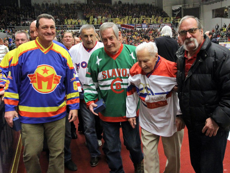 Hokejové legendy pohromadě. Zleva Jaroslav Korbela, Jaroslav Pouzar, Josef Pártl a Václav Lenc