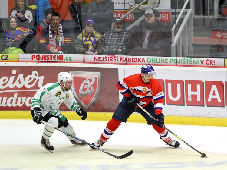 Vlastimil Dostálek se připravuje ke střele přes Matice Podlipnika