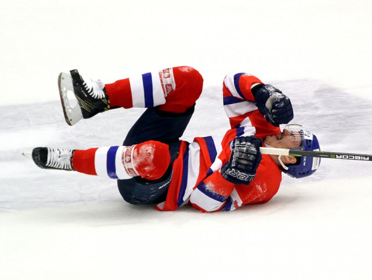 Nedovolený zákrok jednoho z karlovarských hráčů Žigu Pavlina bolel