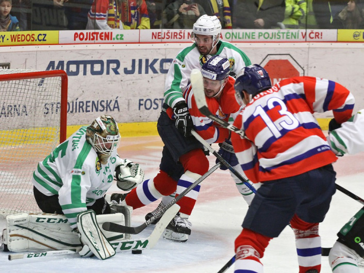 Petr Vampola v gólové šanci před brankářem Energie Filipem Novotným