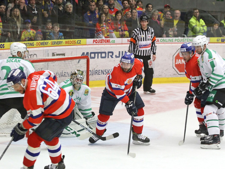 Poprvé po dlouhodobém zranění se na domácím ledě představil útočník Martin Novák (uprostřed)