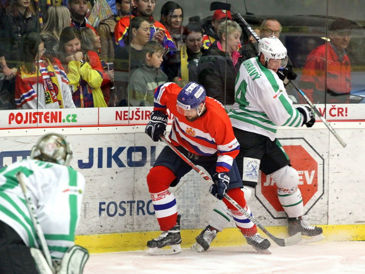 Souboj Galamboše se Skuhravým u zadního mantinelu