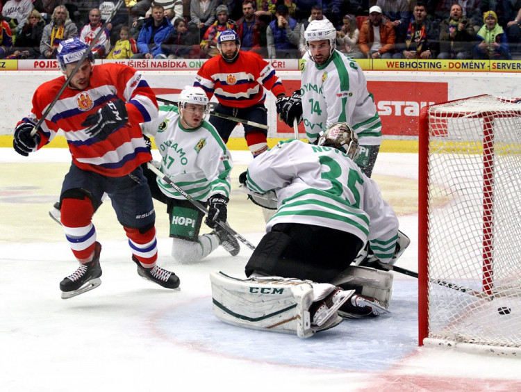 Důležitý moment ve třetí třetině. Luboš Rob vyrovnává na 1:1