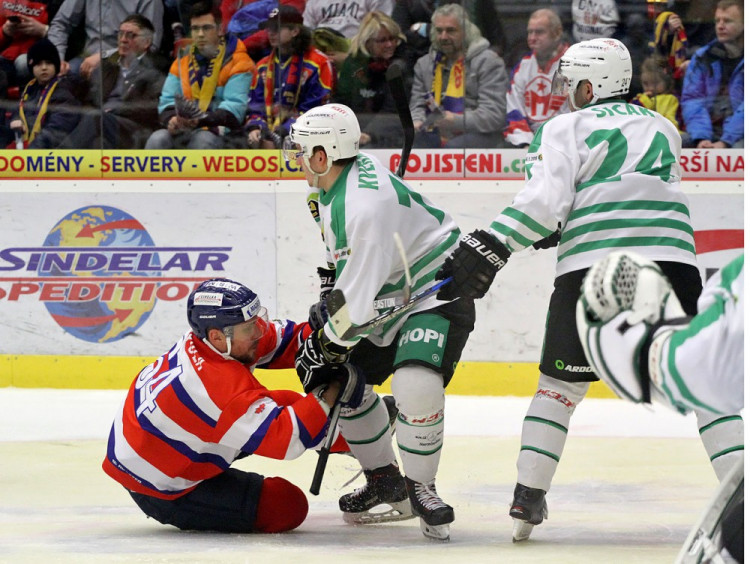 Vampola bojuje jako lev. Na snímku při souboji s Kverkou, vpravo Sičák