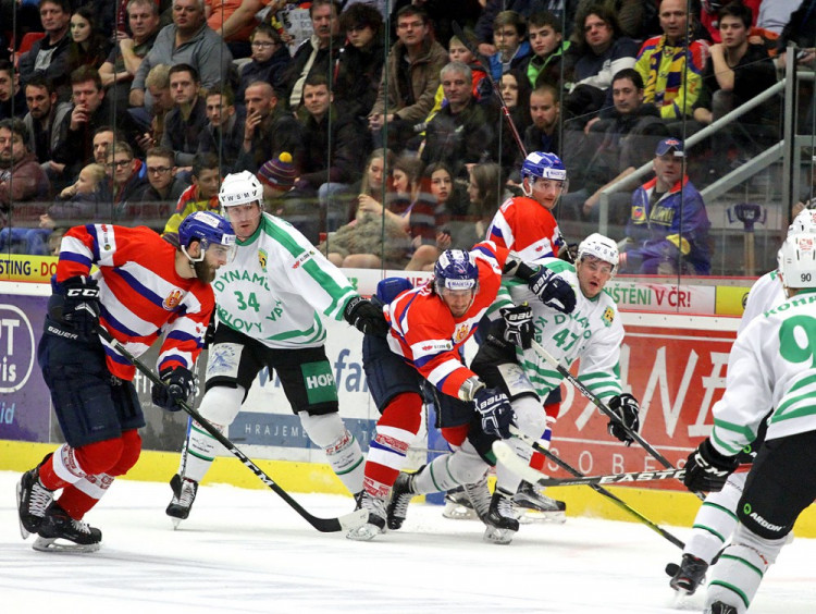 Roman Vráblík se natahuje za pukem přes Sebastiana Gorčíka, zároveň ho zezadu napadá karlovarský kapitán Václav Skuhravý