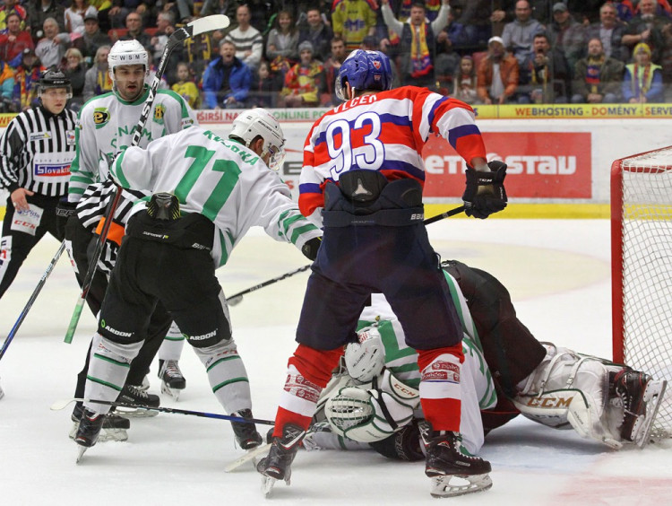 Po tomto momentu, kdy Sičák v Novotného brankovišti úmyslně zalehl kotouč, rozhodčí nařídil trestné střílení. Rob se ale neprosadil