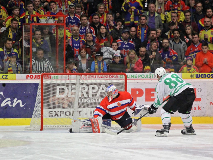Matěj Zadražil střílí mimo Kváčovu branku
