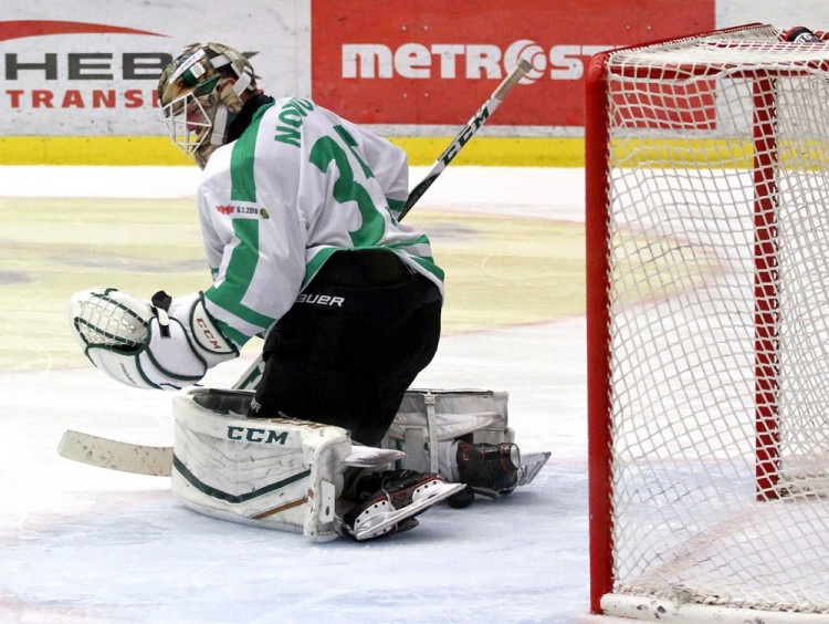 Kotouč právě prochází mezi betony karlovarského gólmana Filipa Novotného a Motor vítězí 2:1 v samostatných nájezdech