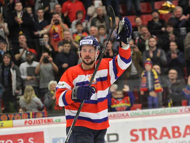 Nejdříve skvělým gestem fair-play u rozhodčích zrušil "faul", který na něj byl za stavu 0:0 odpískán, ve třetí třetině pak vytvořil gólovou situaci, z níž Luboš Rob vyrovnal a v nájezdech utkání sám rozhodl. Petr Vampola!