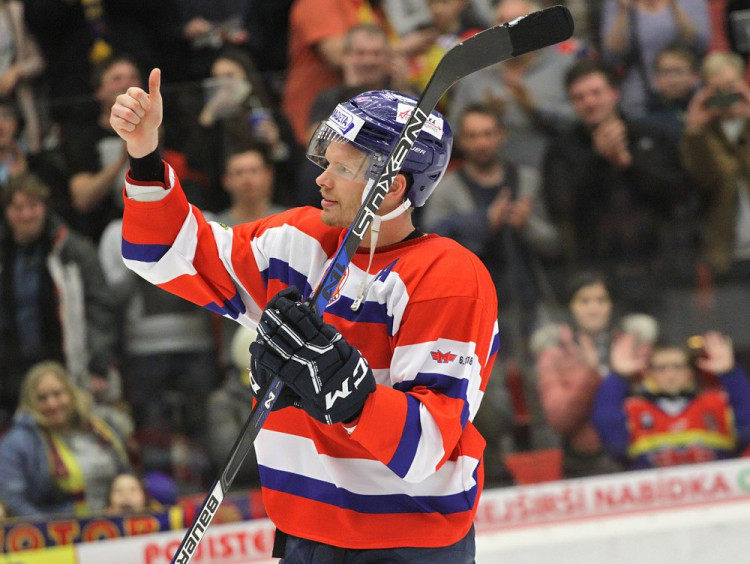 Prst nahoru jako pochvala pro skvělé fanoušky v podání Václava Nedorosta