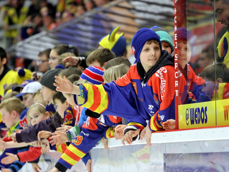 Nejmenší příznivci domácích čekají na své oblíbence při tradiční děkovačce