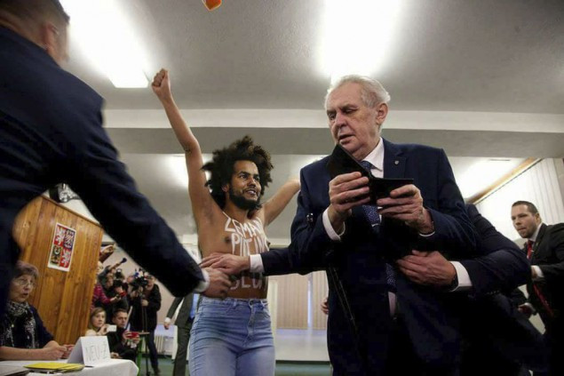 FOTOGALERIE: Zeman a aktivistka. To nejlepší z řádění internetových vtipálků