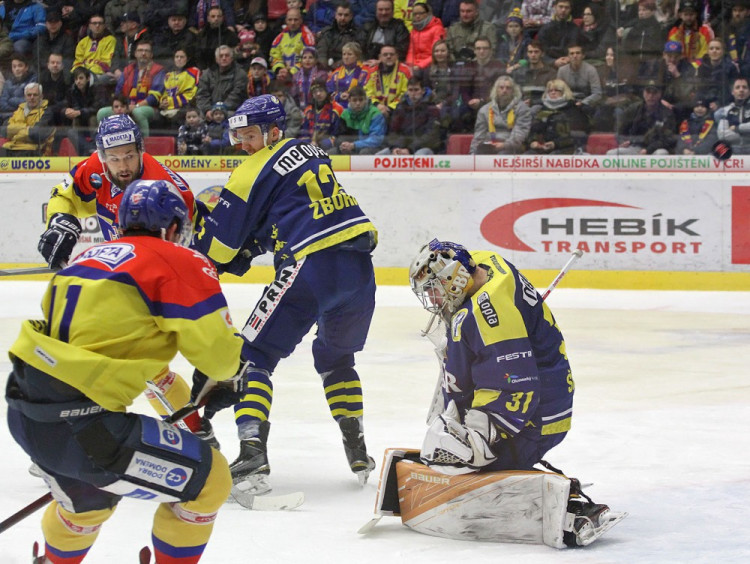 Juraj Šimboch vyráží kotouč mimo tyče