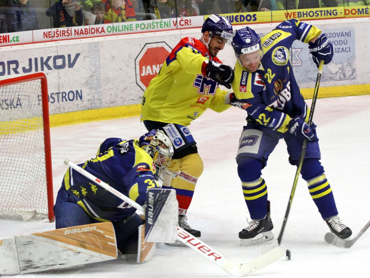 Nejezchleb bojuje s Palou před hostujícím gólmanem Šimbochem