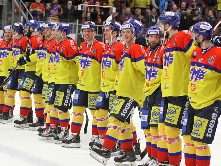 "Všichni hráči za ramena!"