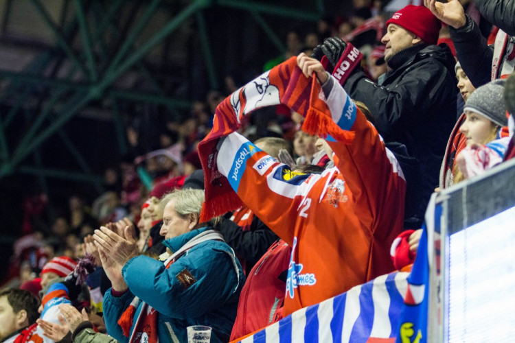 Kohouti roztříleli piráty pěti góly, hattrickem se blýskl Knotek