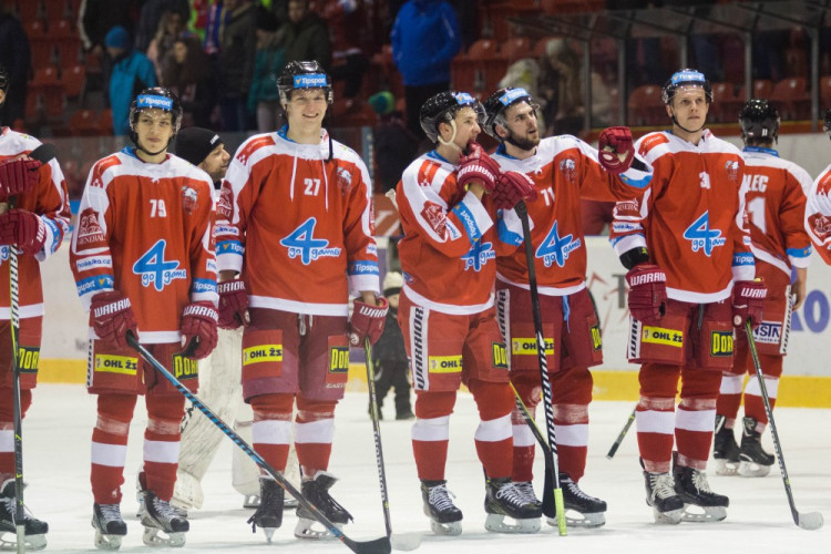 Kohouti roztříleli piráty pěti góly, hattrickem se blýskl Knotek