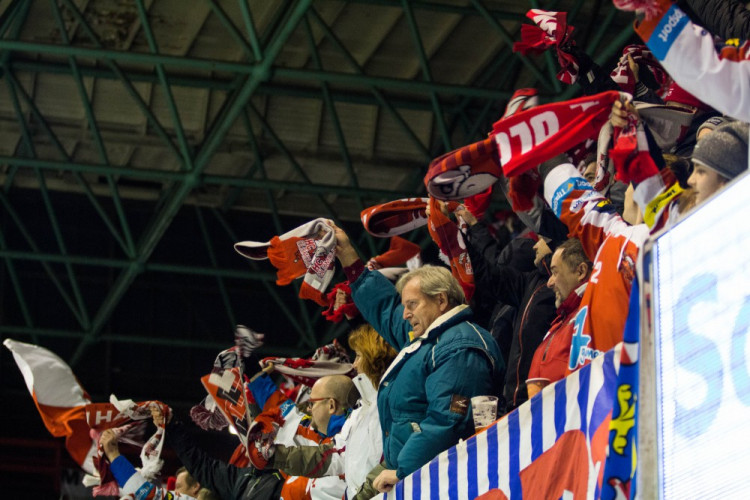 Kohouti roztříleli piráty pěti góly, hattrickem se blýskl Knotek