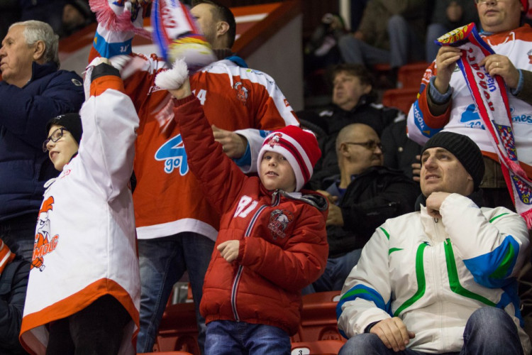 Kohouti roztříleli piráty pěti góly, hattrickem se blýskl Knotek