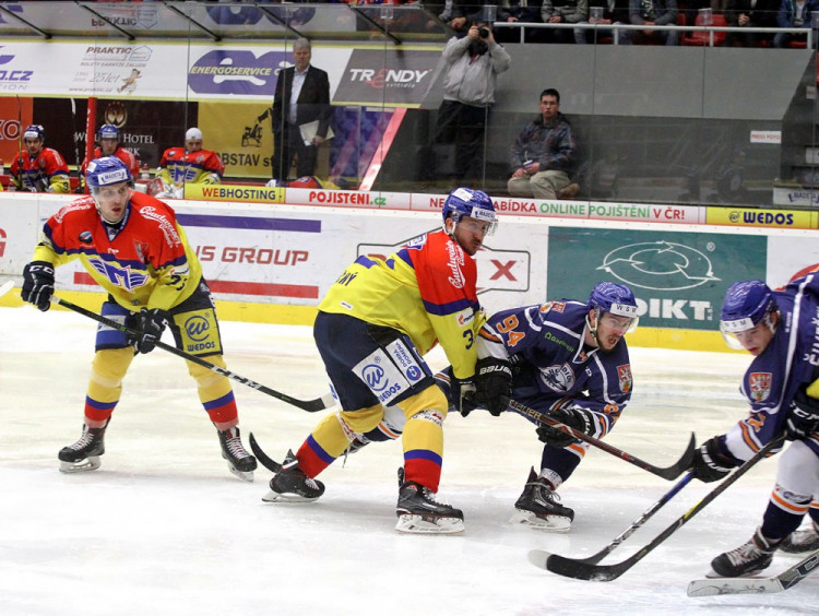 Domácí bek Jiří Kučný kazí zakončení litoměřického Ivana Řehoře