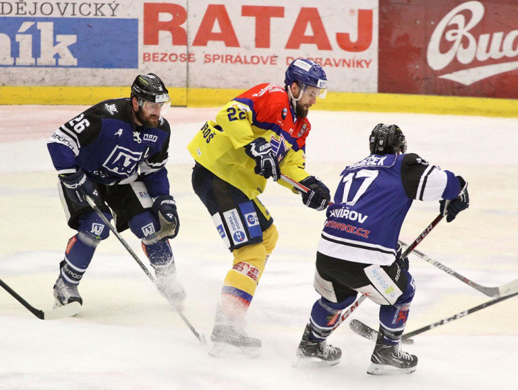 Peter Galamboš v sevření mezi Krislem a Hudečkem