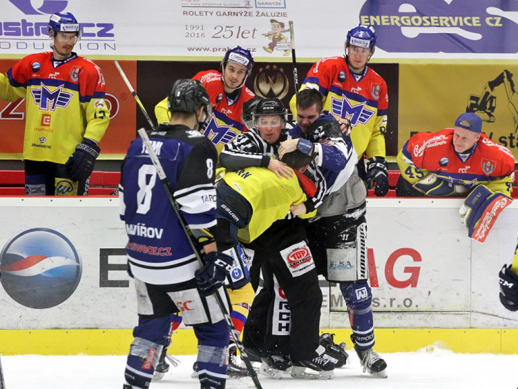 Další pěstní souboj, po kterém putovali Fillman s Kalusem do kabin. Domácí obránce odcházel jako vítěz