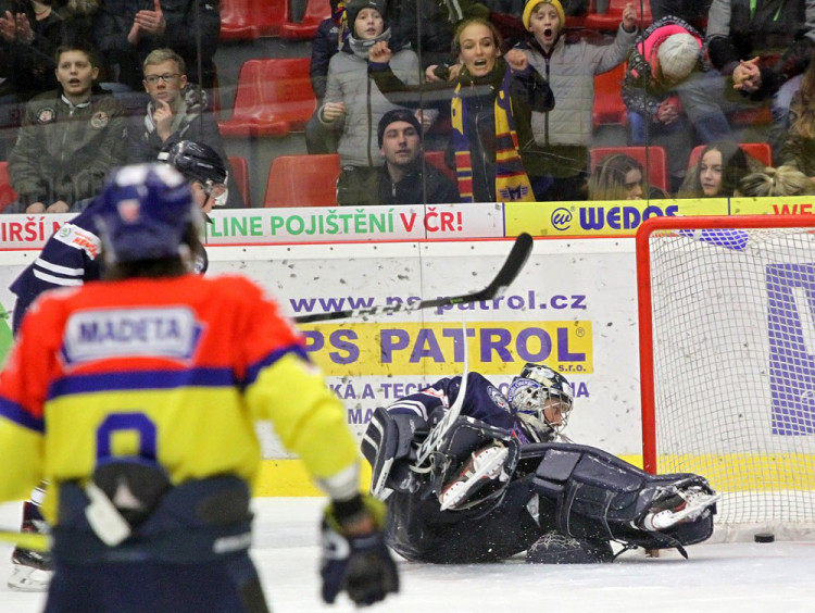 Benátecký gólman Aleš Stezka se jen ohlíží za pukem, který skončil po kontaktu s jeho tělem v brance. Motor po tomto momentu vedl 2:0