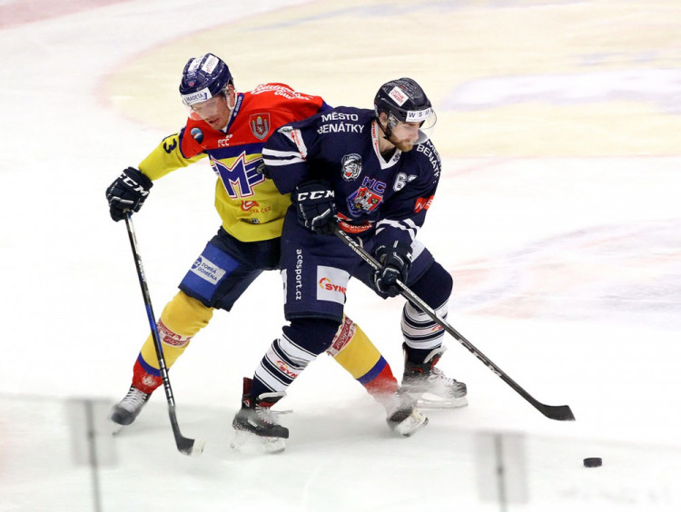 I mistr tesař se občas utne. Po chybě Václava Nedorosta ve středním pásmu poslal Matěj Psota (na snímku) přihrávku na Ondřeje Chrtka a ten ve 27. minutě vsítil jedinou branku Benátek. Domácí kanonýr však nedlouho poté přihrál na čtvrtý gól Pajičovi a svou