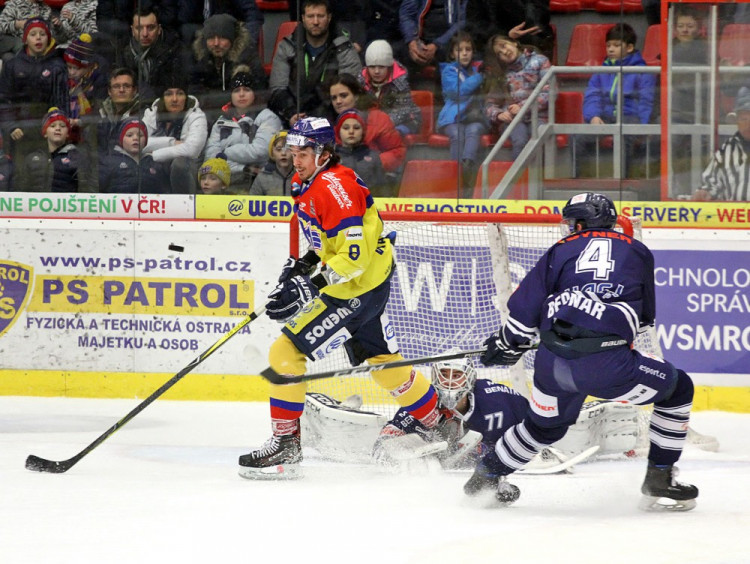 Roman Vráblík v šanci před Žajdlíkem