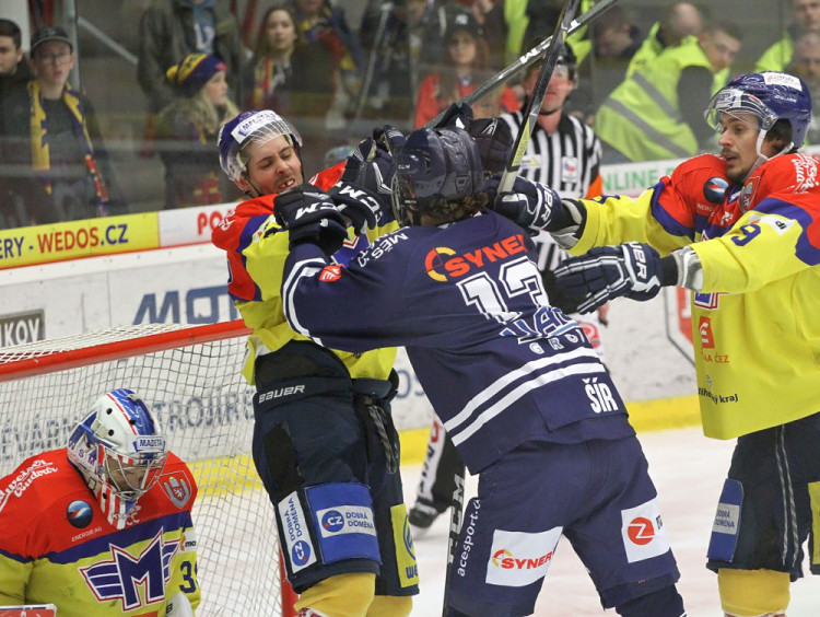 Řízný bek Mitchel Fillman, ve spolupráci s Romanem Vráblíkem, sjednává pořádek před Kváčovým brankovištěm. Na domácího brankáře si nemohl nic dovolit ani Jan Šír