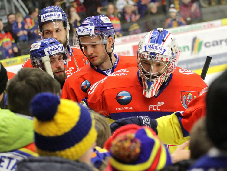 Děkovačka domácích hráčů. Zprava Kváča, Bárta, Novák a Galamboš