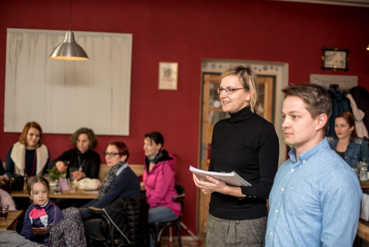 Předávání vysvědčení na montessori škole