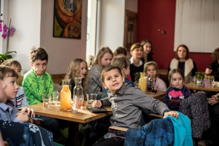 Předávání vysvědčení na montessori škole