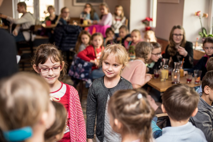 Předávání vysvědčení na montessori škole