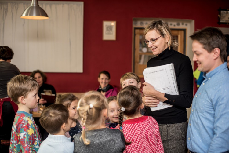 Předávání vysvědčení na montessori škole